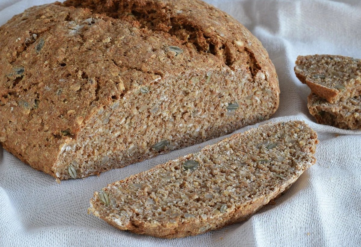 Pan casero integral de centeno y espelta: receta saludable fácil y sin amasar