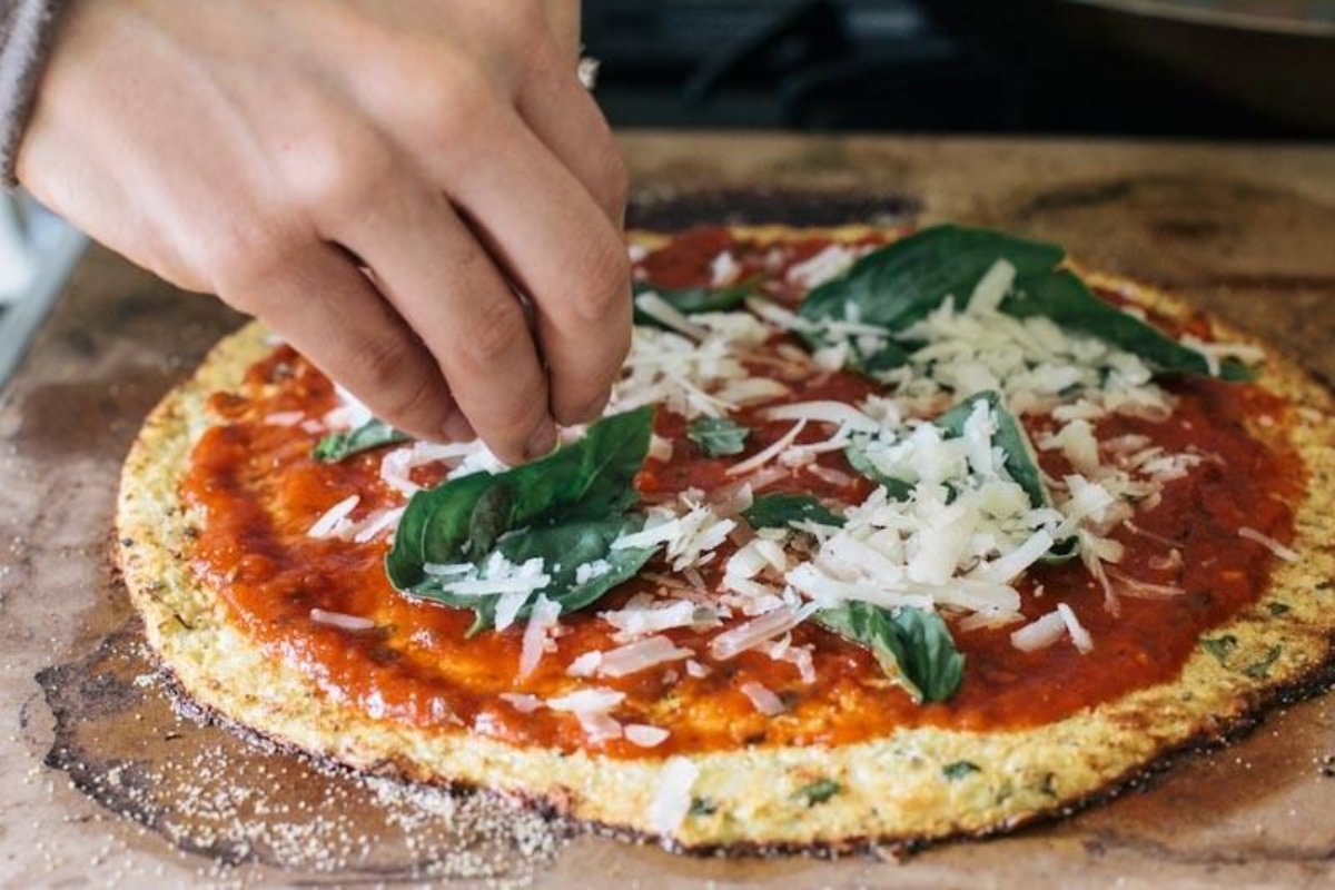 Pizza con masa de verduras, para comer rico sin harinas