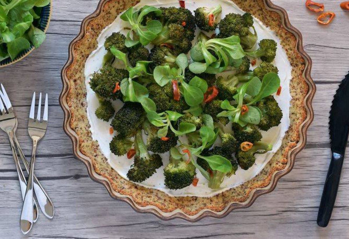 Tarta salada de brócoli y queso crema con base de almendra: receta sin gluten