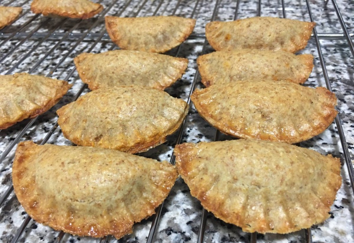 EMPANADILLAS INTEGRALES CON AVENA RELLENAS DE ATÚN, TOMATE Y ORÉGANO