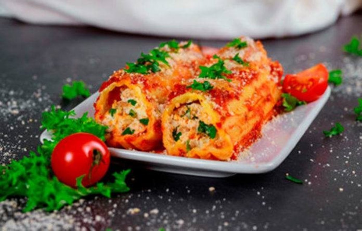 Super canelones de carne y verdura sin harina, con salsa de tomate y morrón