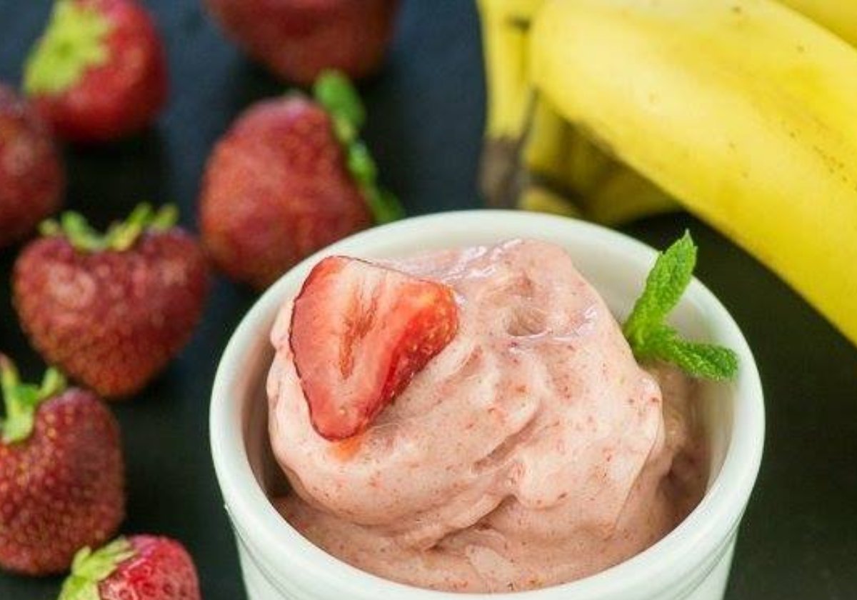 Helado de fresa casero sin heladera. Sin azúcar y bajo en calorías.