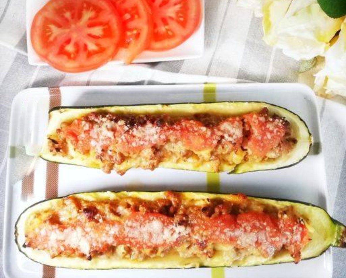 Calabacines rellenos con tomate y pollo están deliciosos.