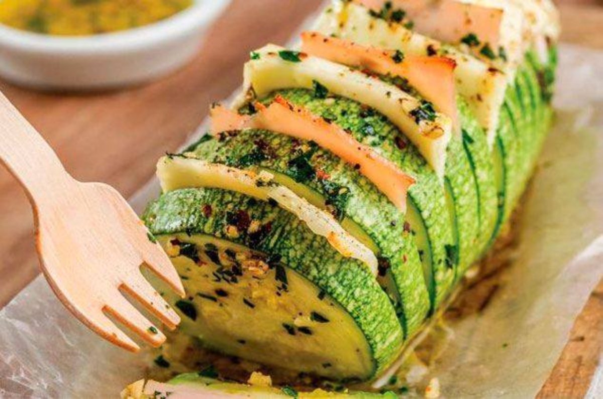 Calabacitas Hasselback: horneadas con jamón y queso