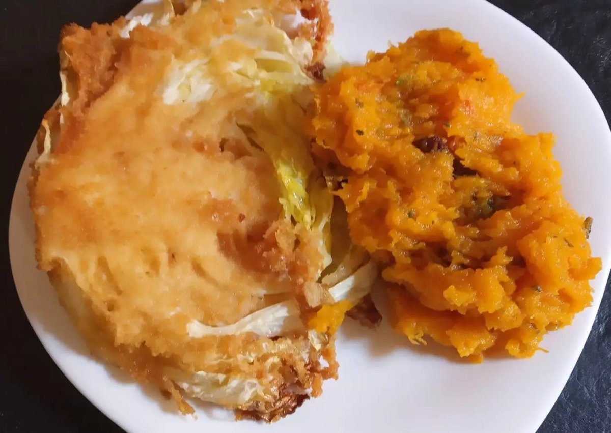 Milanesa de repollo con puré de calabaza, espinacas y pasas