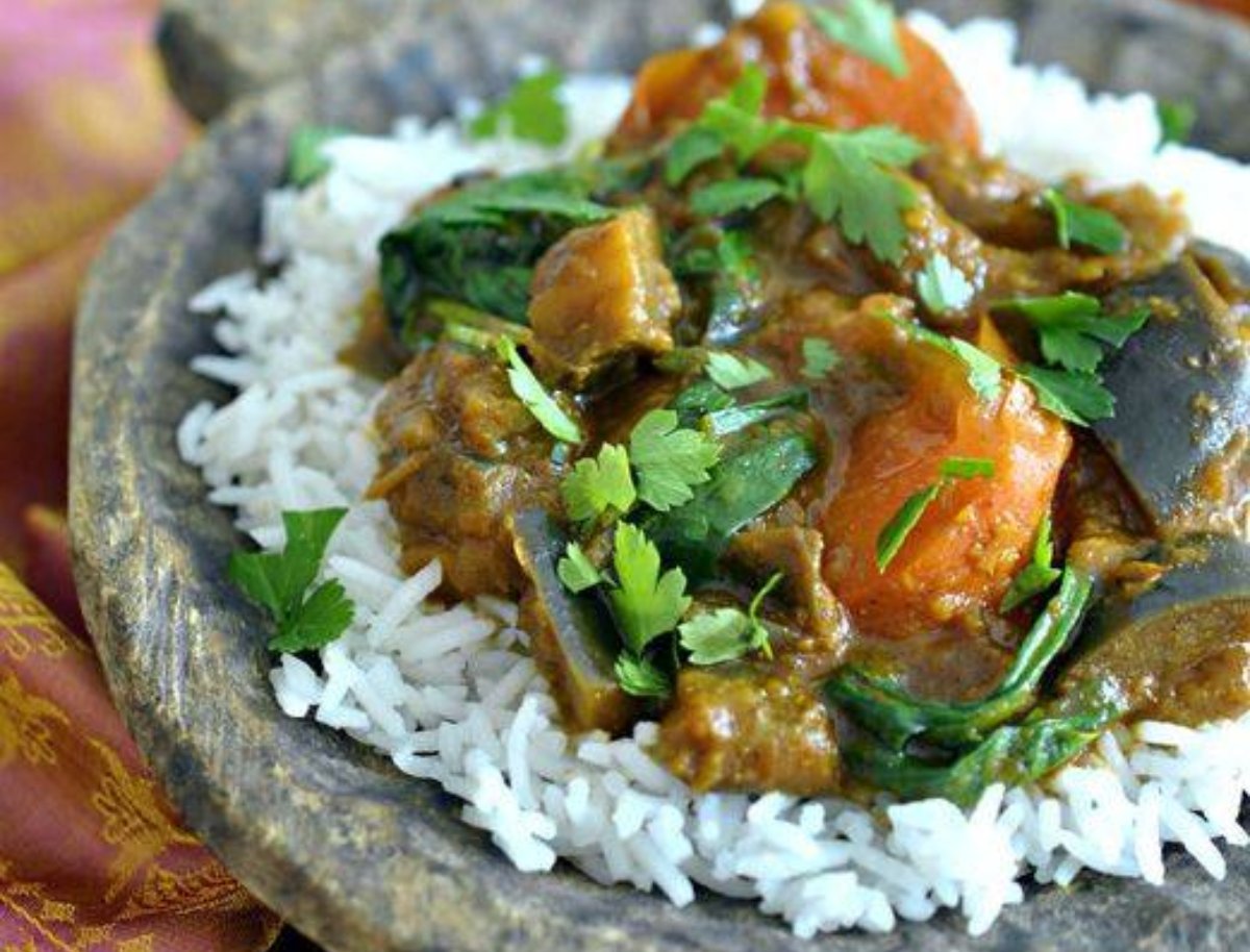 Curry de berenjena, tomate y espinacas: receta vegetariana