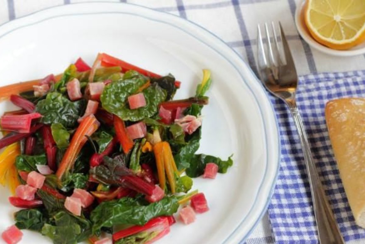 Acelgas arcoiris salteadas con jamón.