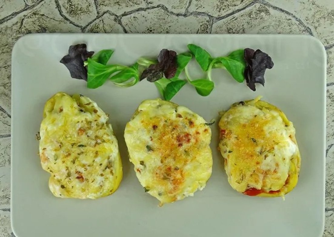 Patatas gratinadas con pollo y champiñones.