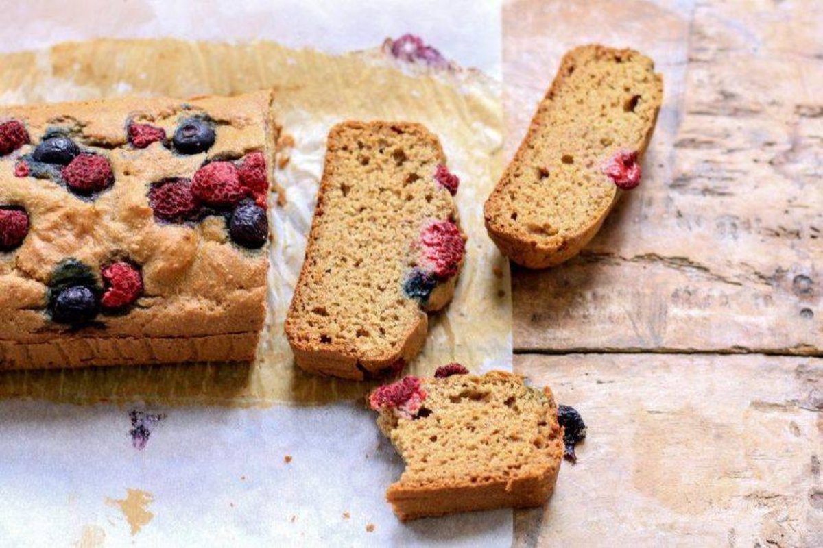 BUDÍN INTEGRAL DE FRUTOS ROJOS