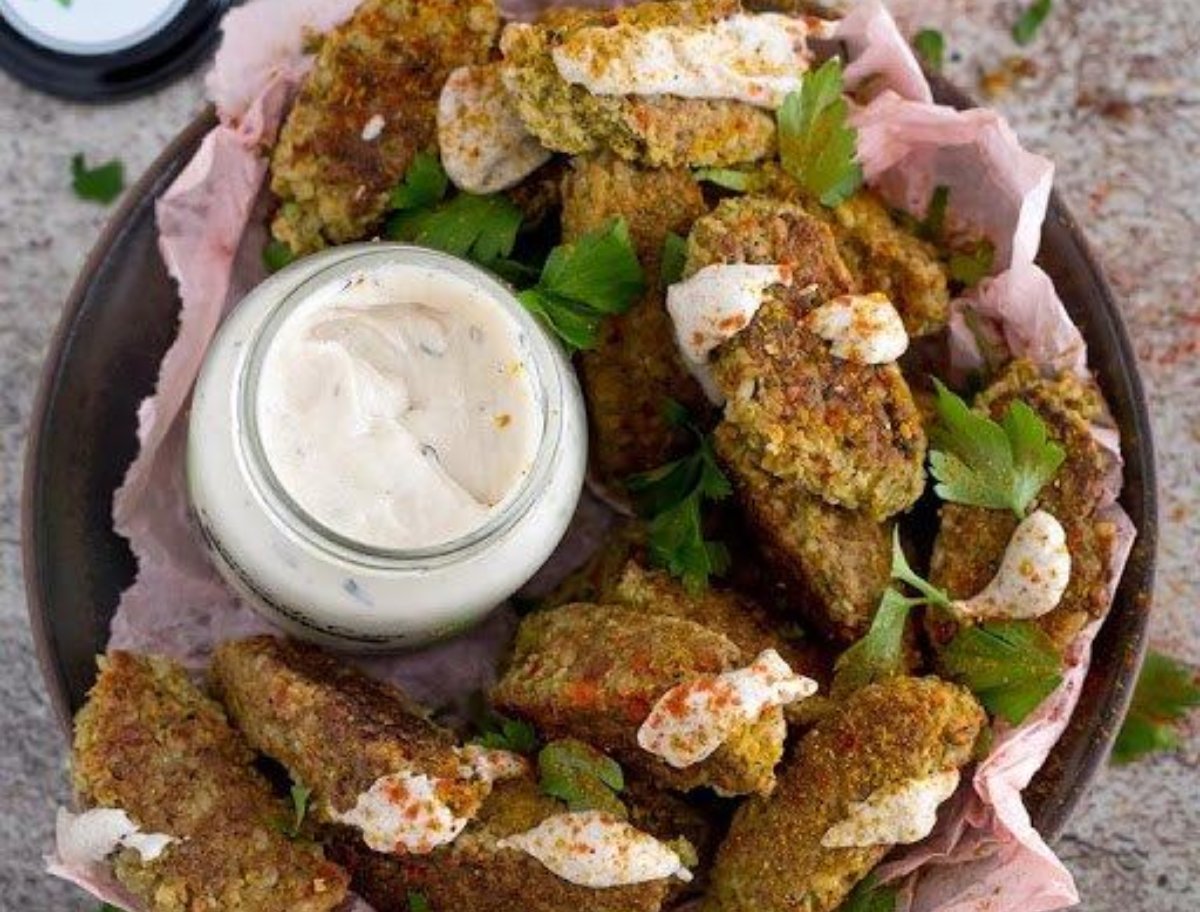 CROQUETAS DE BRÓCOLI CON CREMA DE HIERBAS