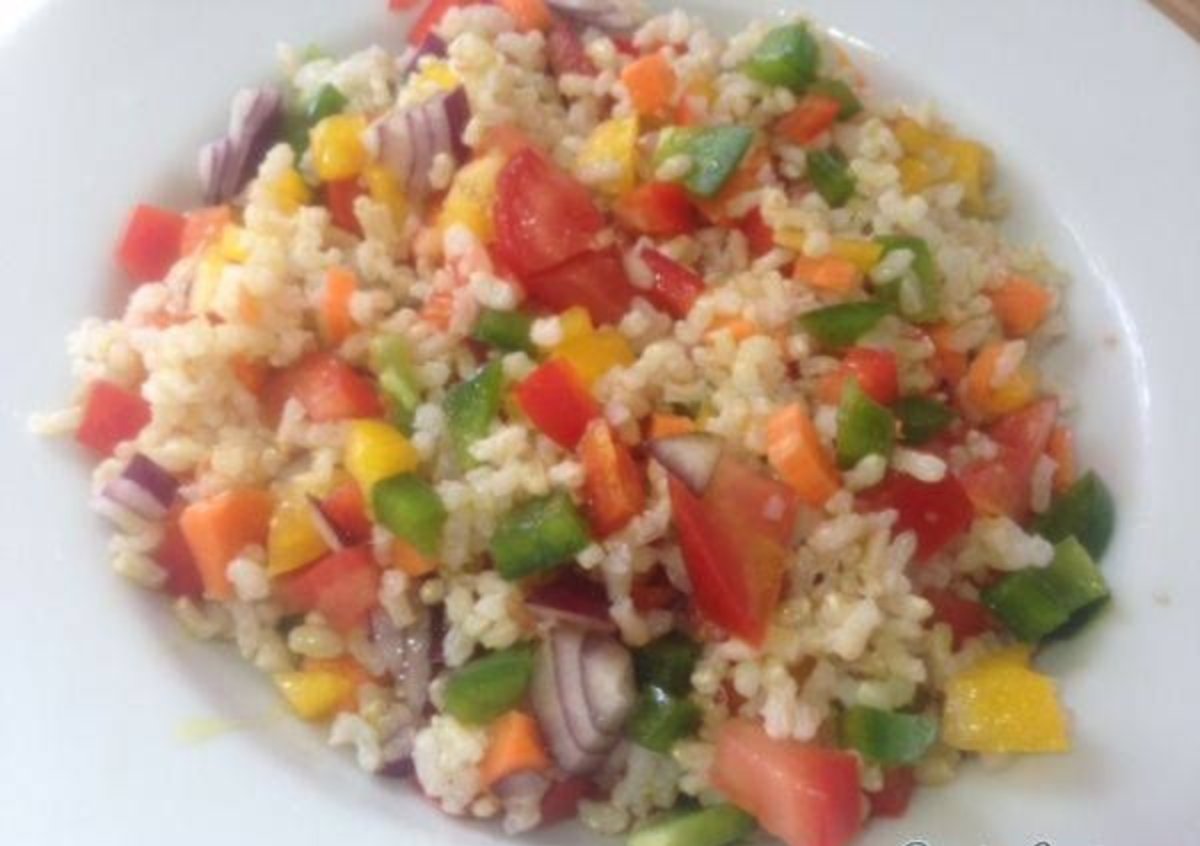 Ensalada de arroz integral con verduras