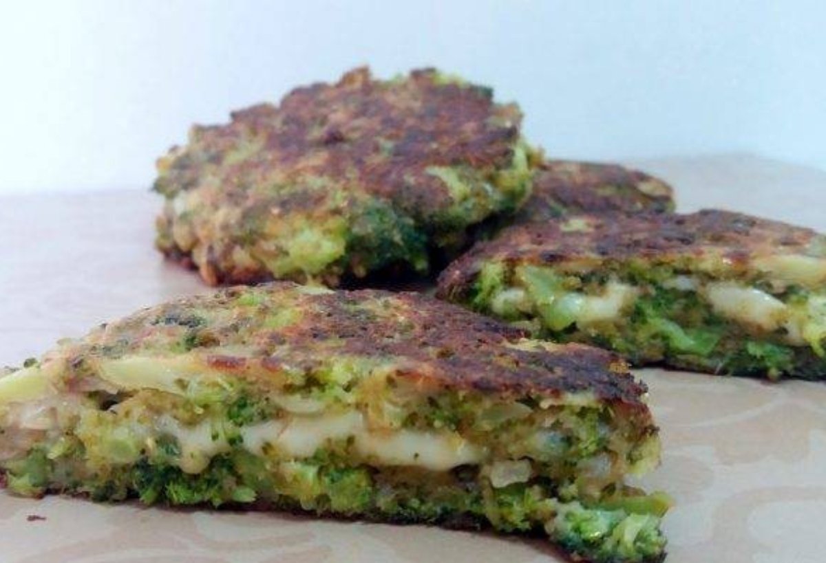 TORTITAS DE BROCOLI RELLENAS DE QUESO