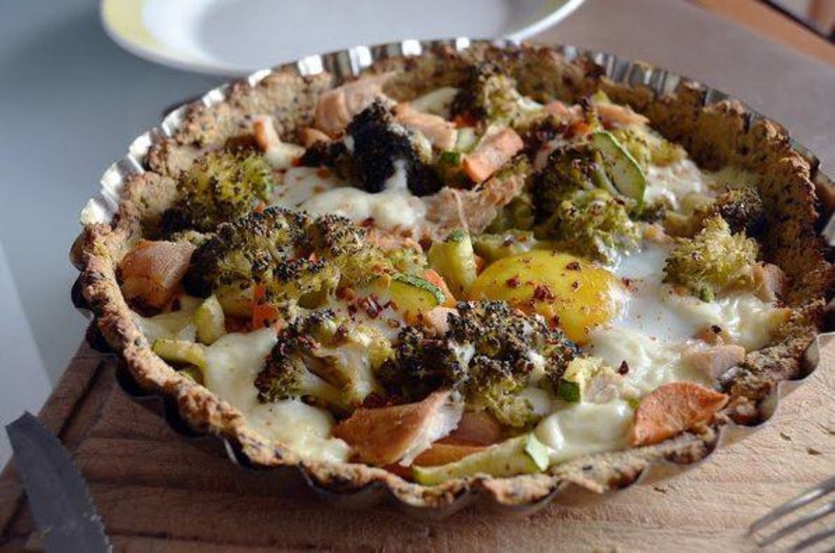 TARTA CON MASA DE ZAPALLO Y RELLENO DE BRÓCOLI, POLLO Y QUESO