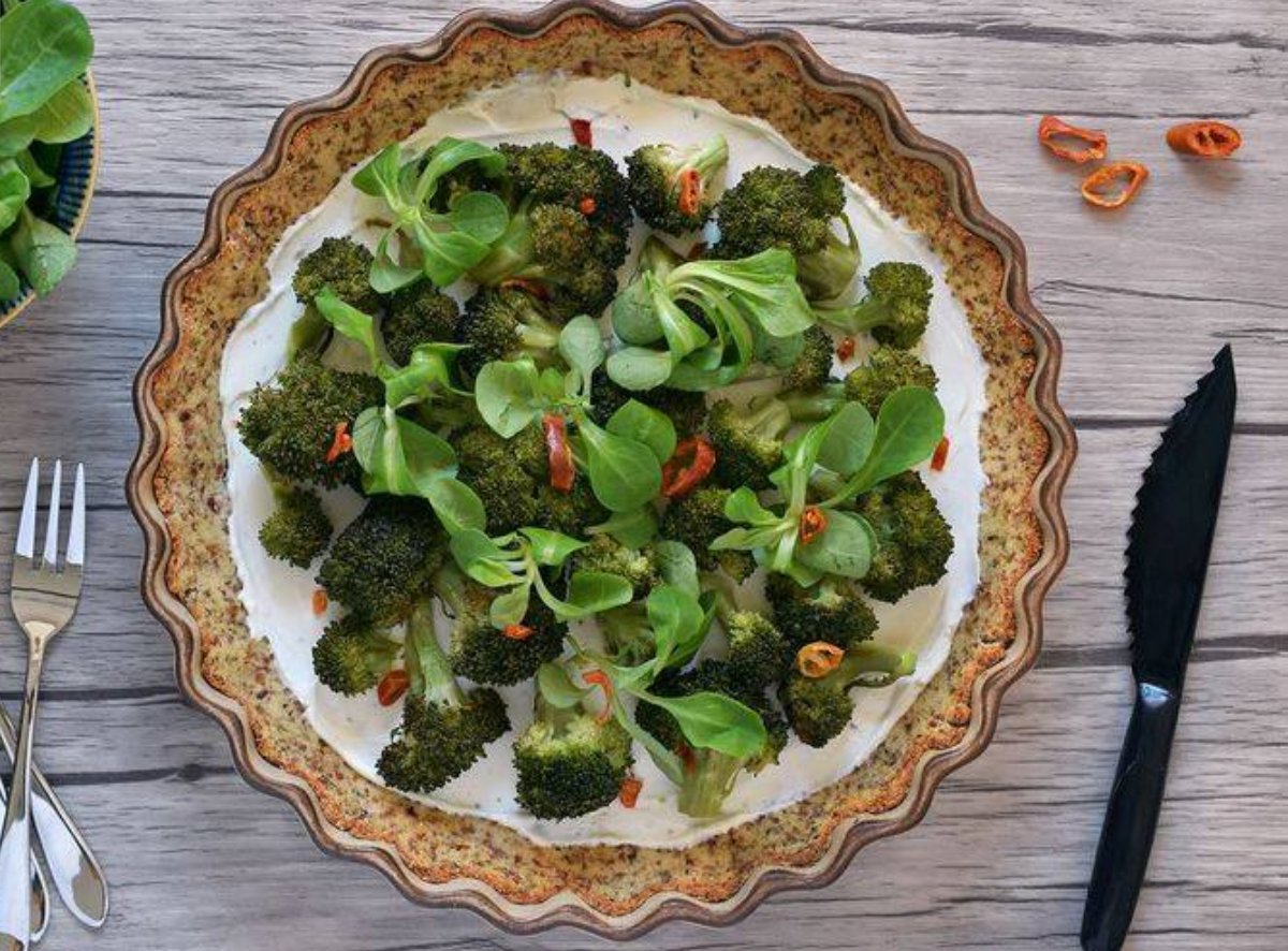 Tarta salada de brócoli y queso crema con base de almendra: receta sin gluten