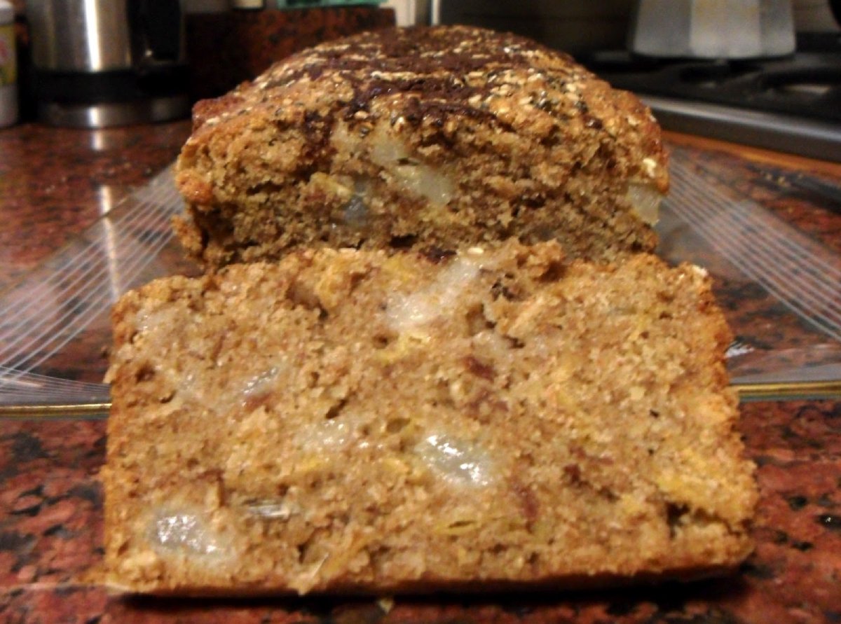 Budín integral con cereales, peras y mermelada de frutilla