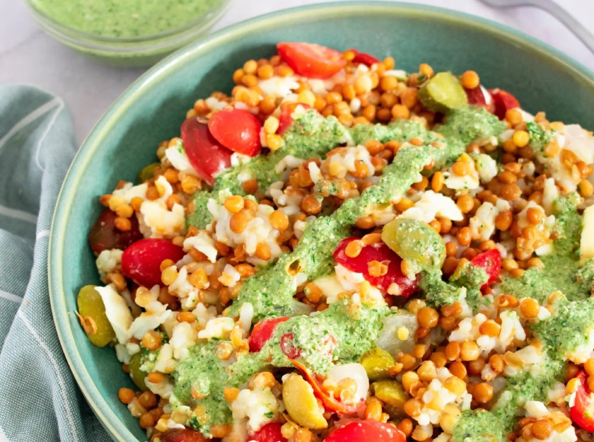 ENSALADA DE LENTEJAS CON SALSA PESTO.