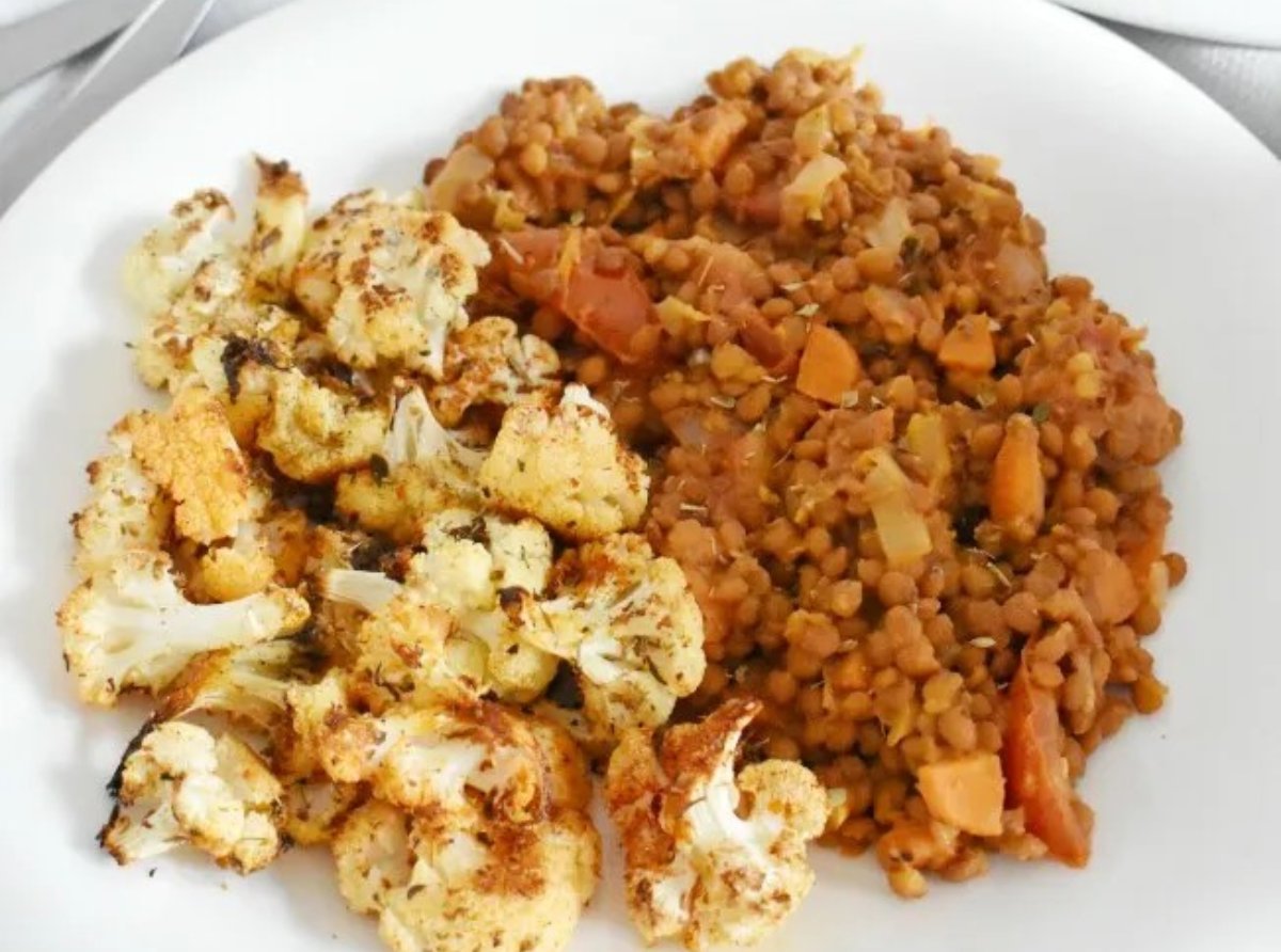 COLIFLOR AL HORNO CON LENTEJAS Y TOMATE.