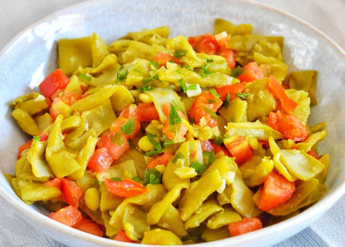 JUDÍAS VERDES SALTEADAS CON AJO Y TOMATE.