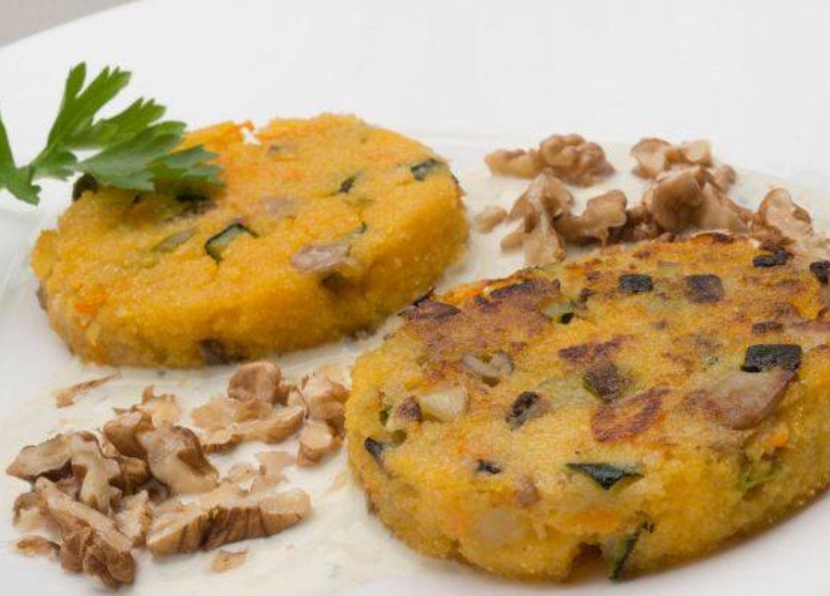 Hamburguesas de polenta y verduras con salsa de queso