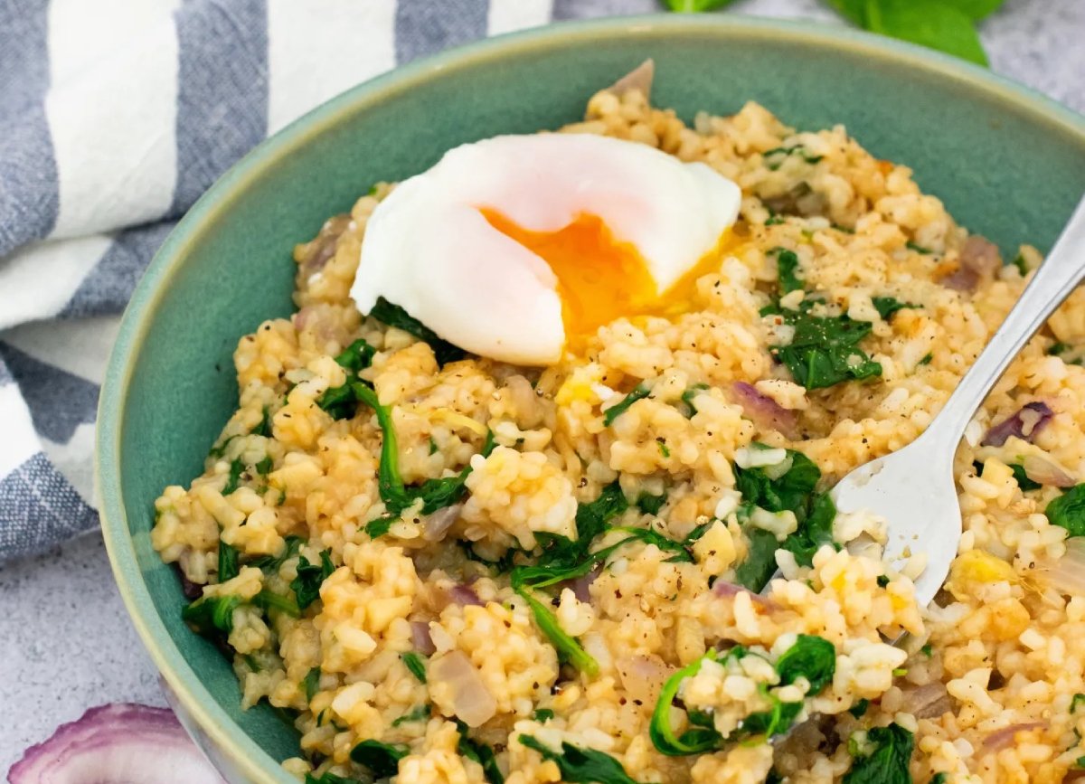 SALTEADO DE ARROZ CON ESPINACAS Y HUEVO ESCALFADO.