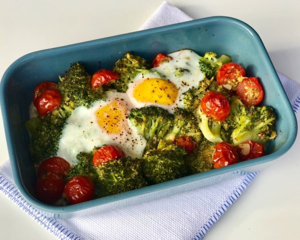 Huevos con Brócoli y Tomates Cherry al Horno.