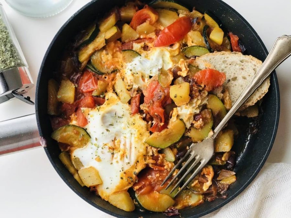 Sartén de Huevos con Calabacín y Patatas.