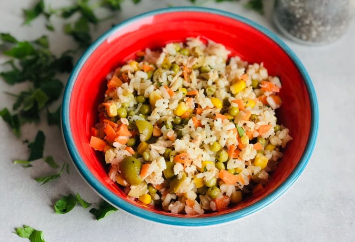 Ensalada de Arroz con Guisantes y Verduras.