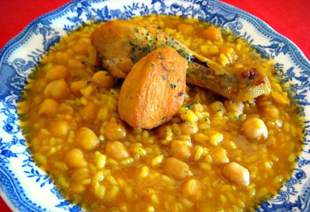 Potaje de garbanzos con arroz y pollo