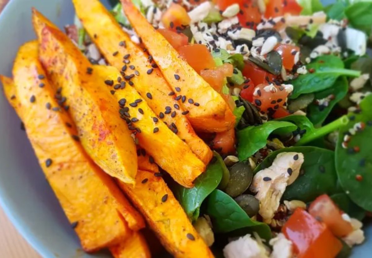 Ensalada de quinoa, espinaca y boniato asado