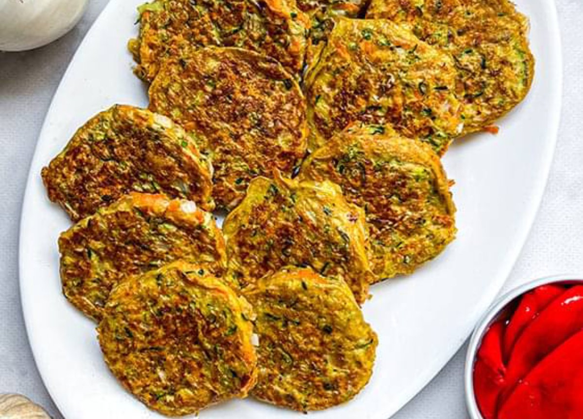 TORTITAS DE VERDURAS CON SALSA DE PIQUILLOS (opcional)