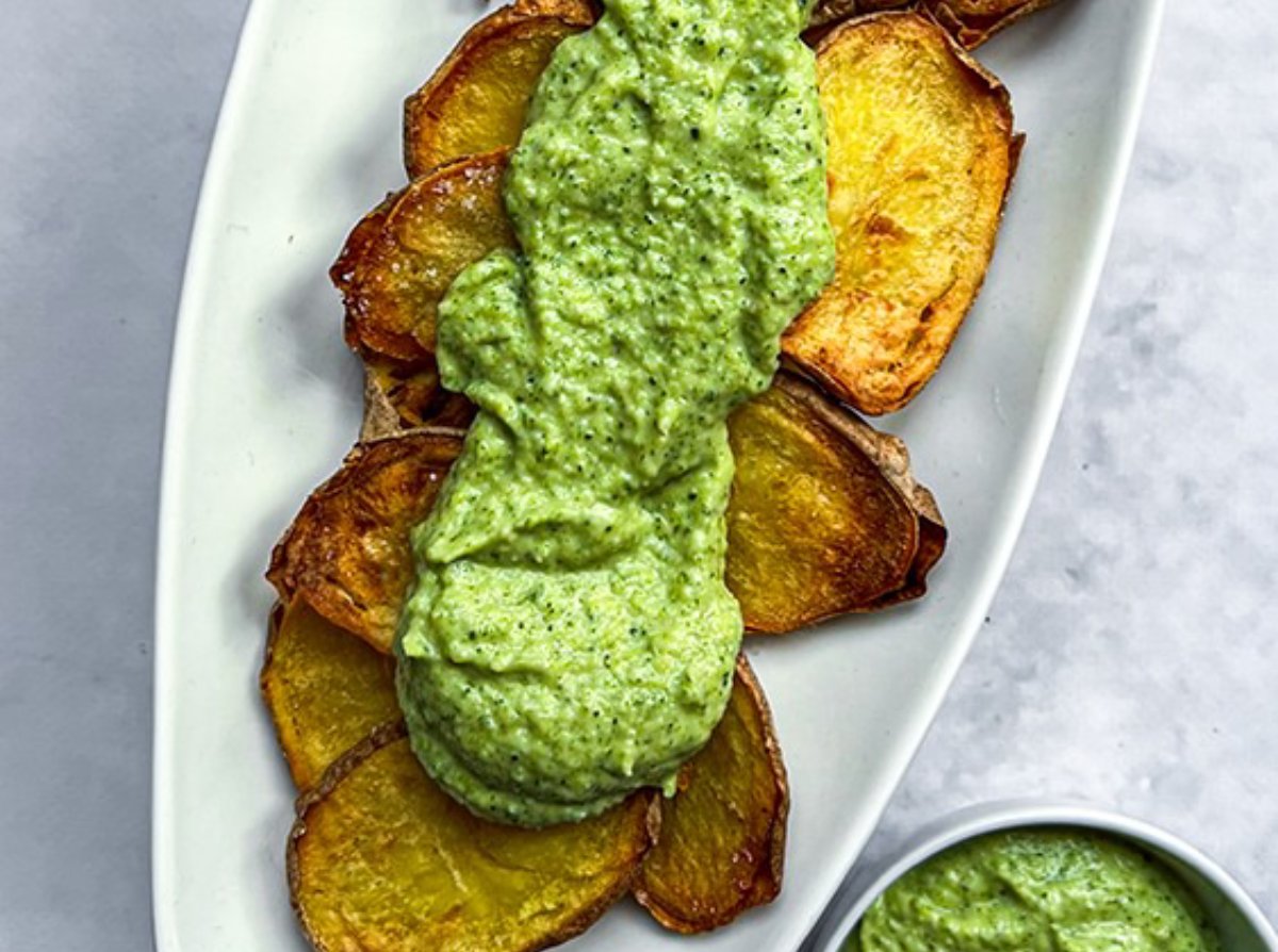 PATATAS CON SALSA CREMOSA DE BRÓCOLI.