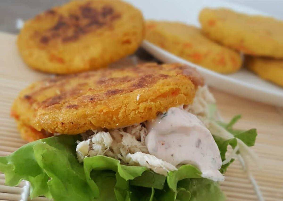 Arepas de zanahoria con pollo