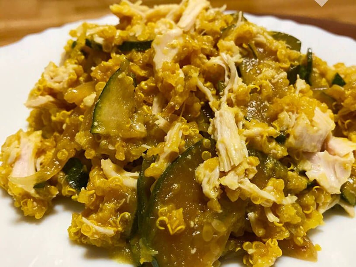 Quinoa a la cúrcuma con pollo y verduras