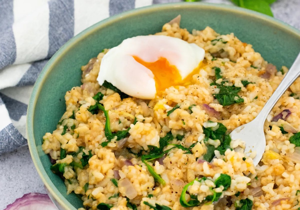 SALTEADO DE ARROZ CON ESPINACAS Y HUEVO ESCALFADO.