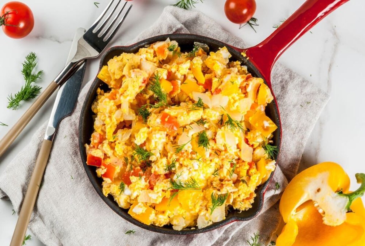 Revuelto de huevos con verduras