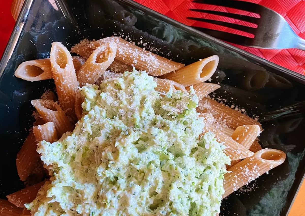 Pasta integral con salsa de queso y brócoli