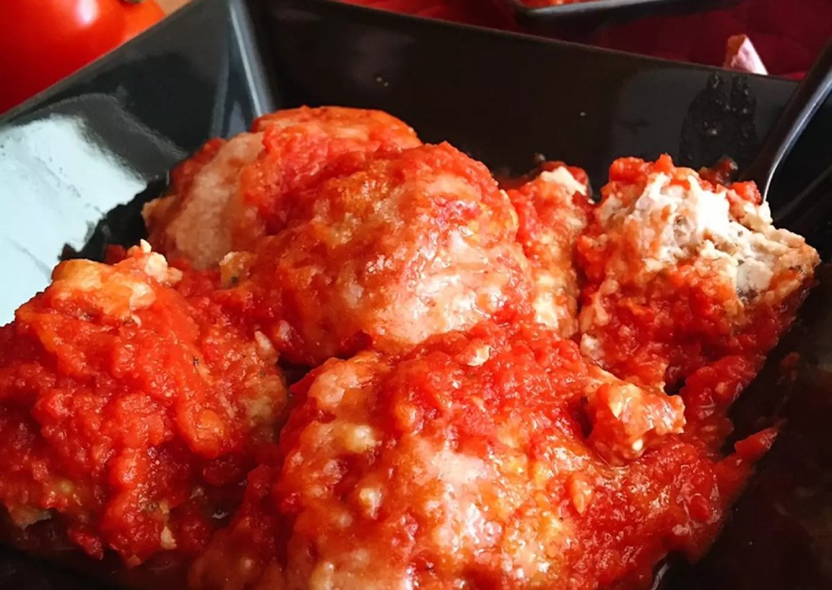 Albóndigas de pollo y berenjena al horno con salsa de tomate