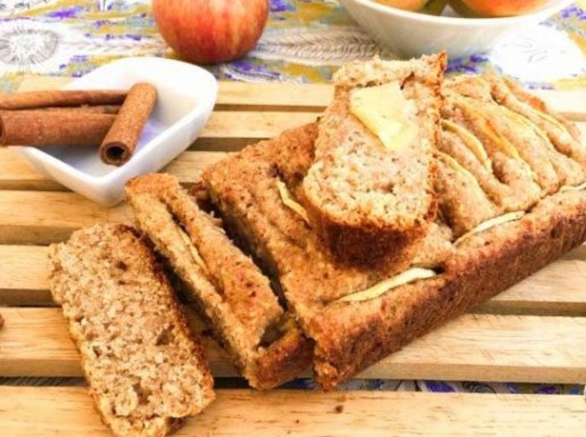 Sabroso y húmedo budín de manzana vegano sin gluten