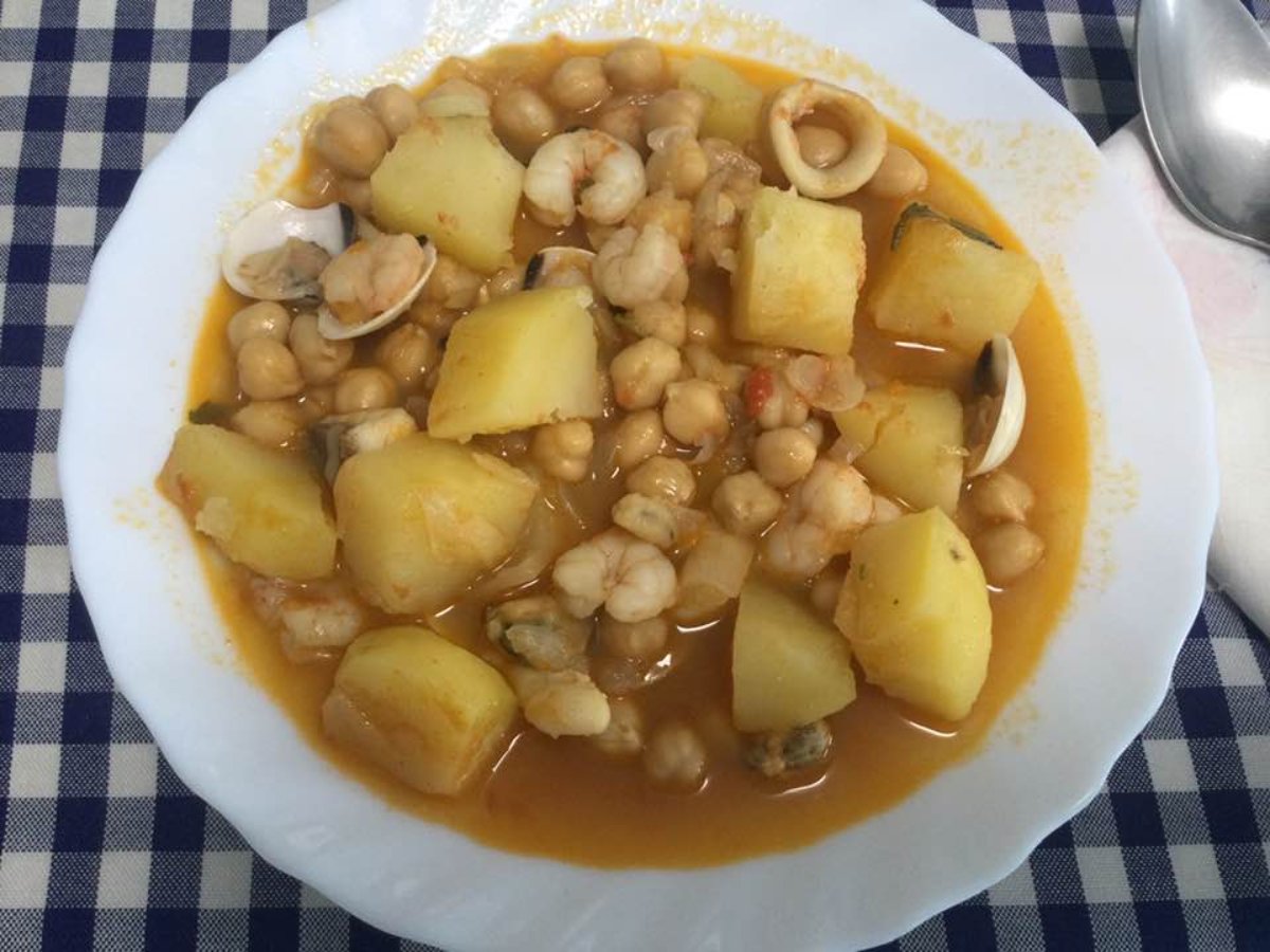 He cogido una cabeza y espina, que tenía congeladas, de una corvina, una cebolla dos ajos y una hoja de laurel y he hecho un fumét.