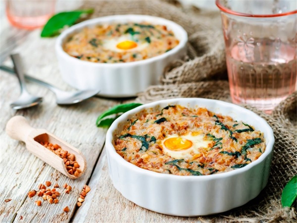 Cazuelita de trigo sarraceno con espinacas y huevo