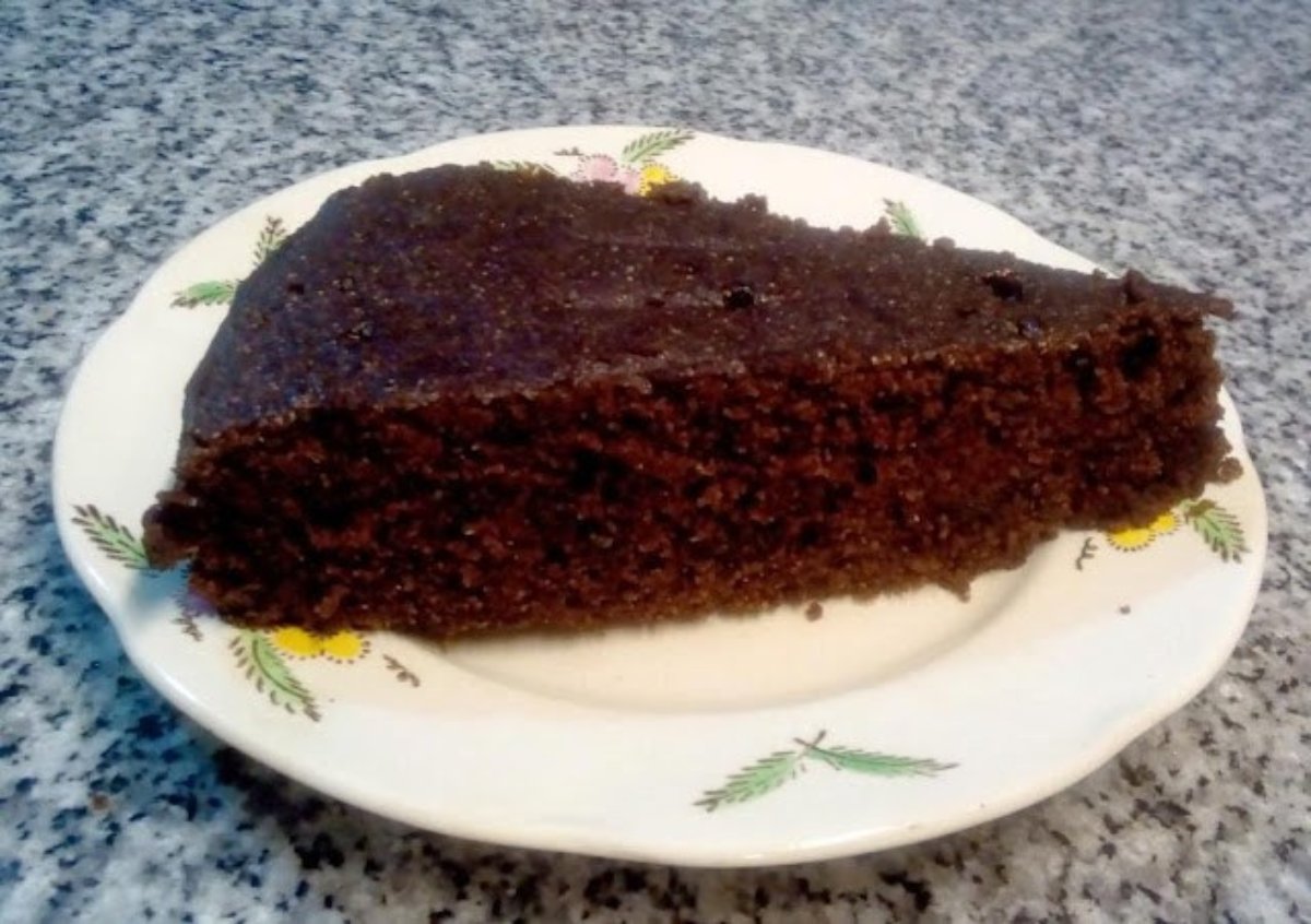 Torta de chocolate con harina y azúcar integrales (hecha con cacao amargo y sin huevos)