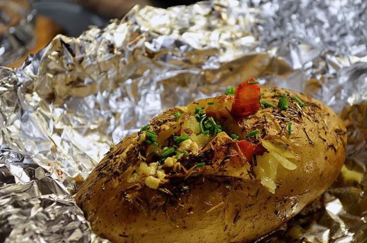 PAPAS RELLENAS ENVUELTAS EN PAPEL ALUMINIO