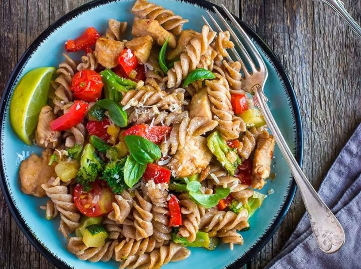 Ensalada de pasta integral con pollo y vegetales