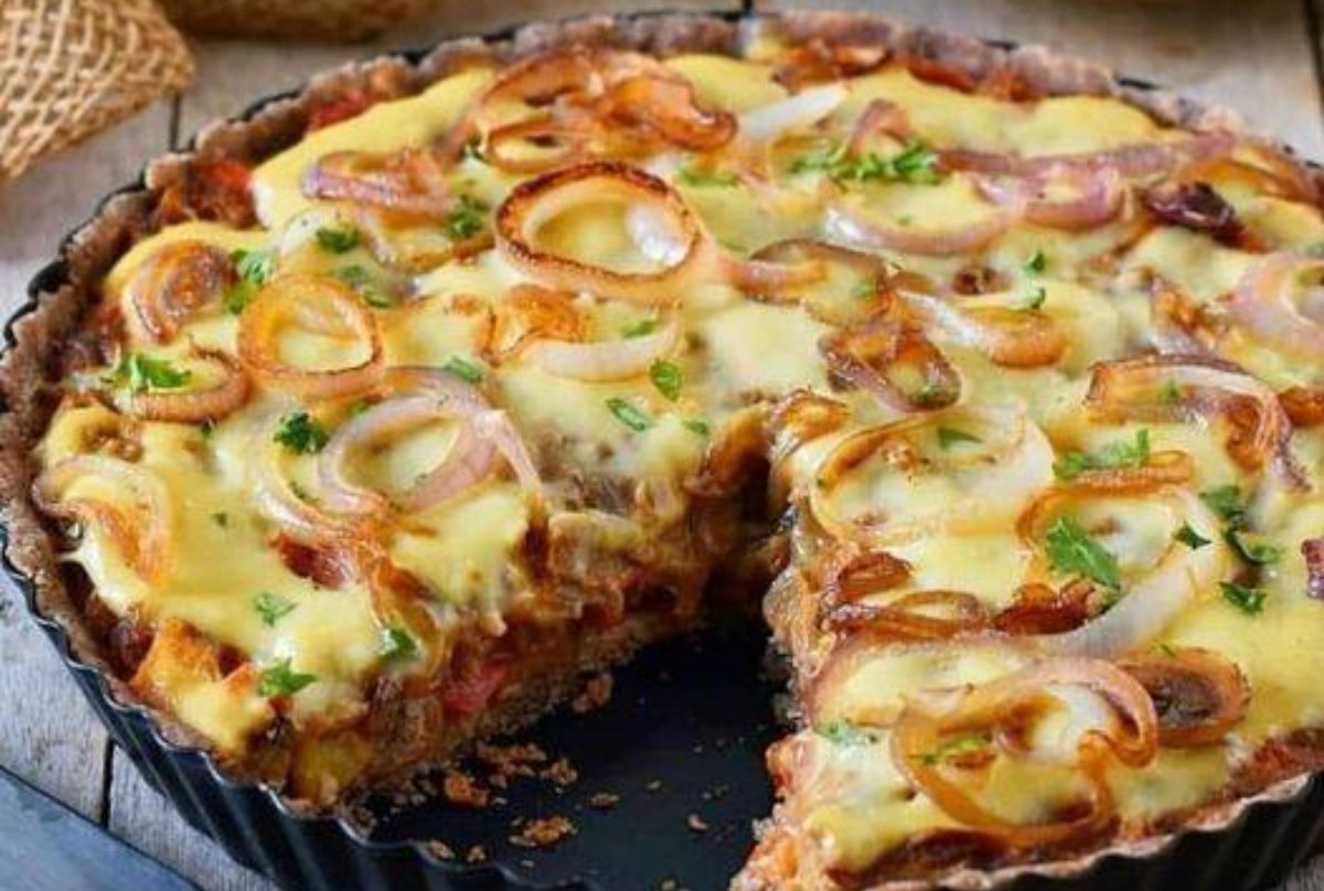 ARTA CASERA DE CALABAZA Y ZUCCHINI CON TOPPING DE CEBOLLA Y QUESO