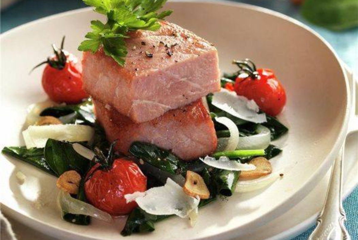 Atún con espinacas y tomatitos