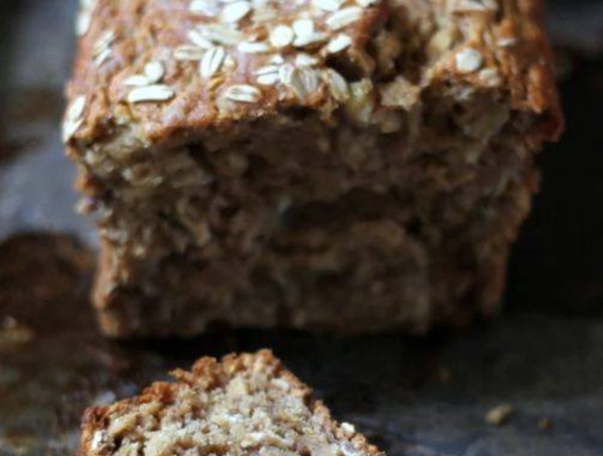 Pan integral de plátano con puré de manzana y avena {saludable + apto para veganos}