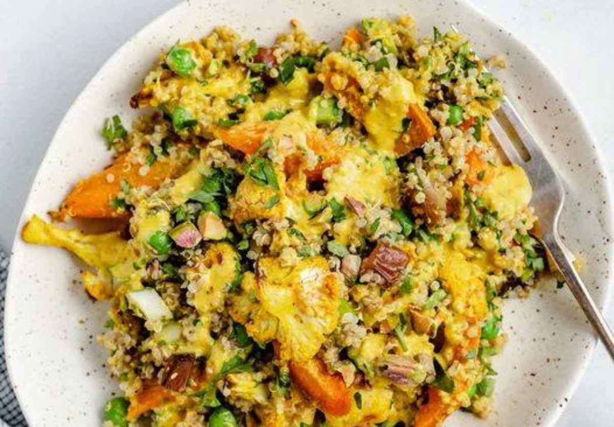 Ensalada de quinua, coliflor y zanahoria asada con aderezo Sunshine