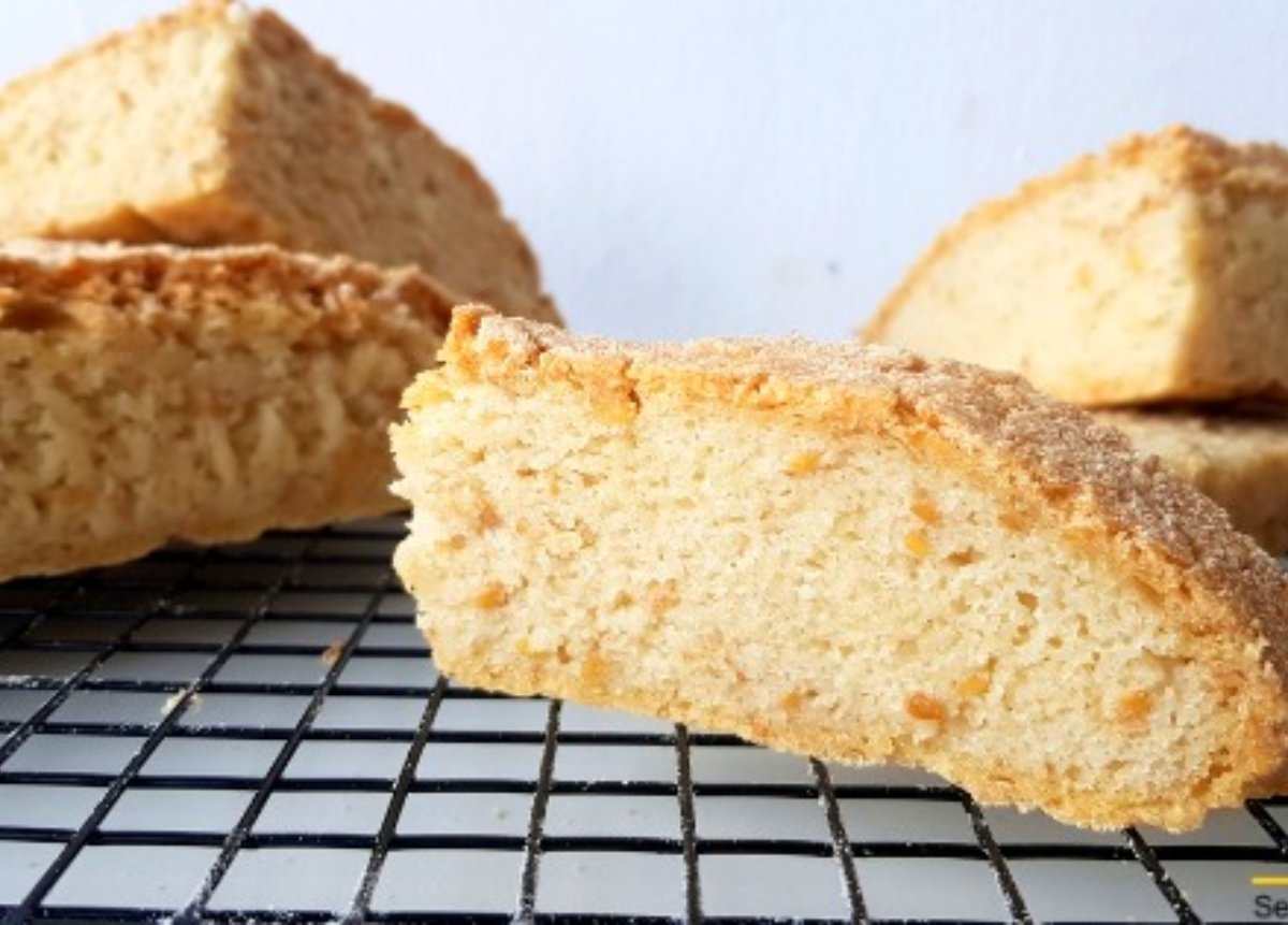 Pan casero de arroz integral sin gluten con semillas de lino dorado