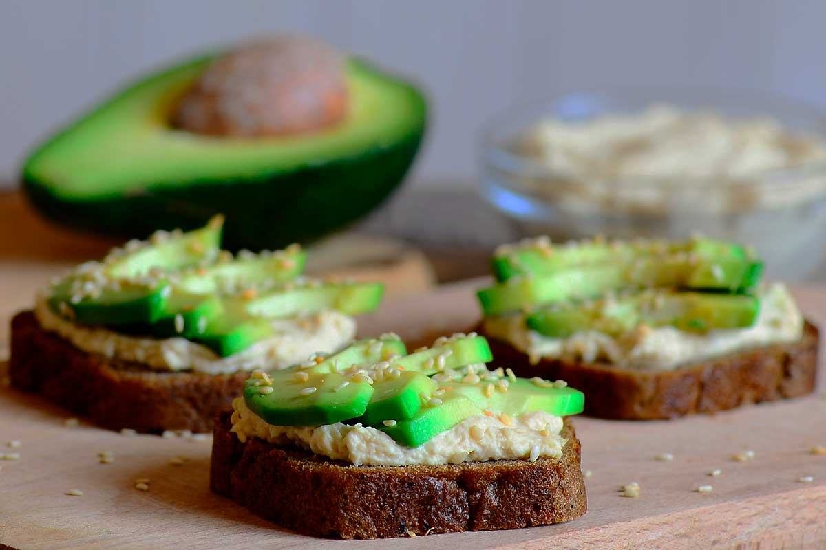 Tostadas de pan de coco con aguacate