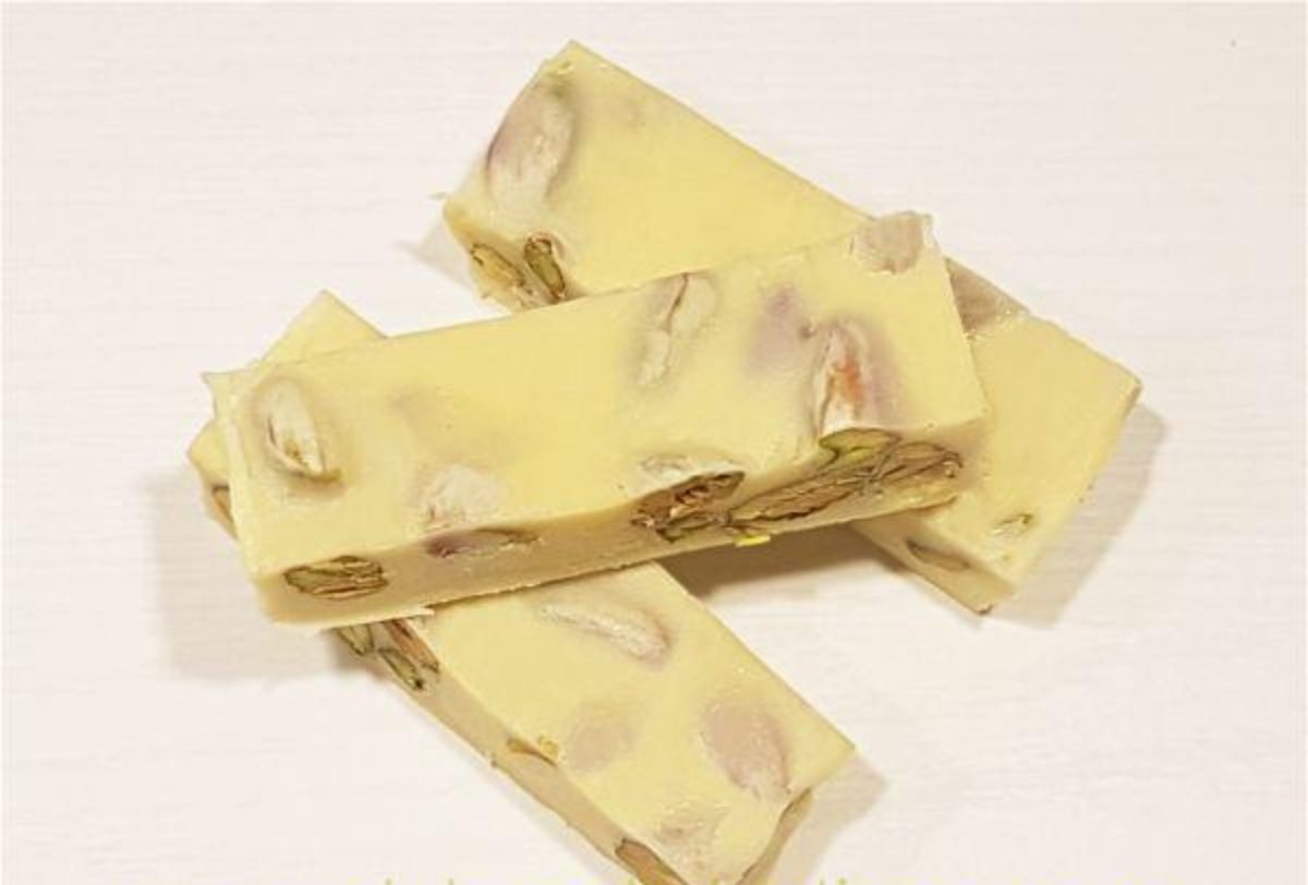 Turrón de chocolate blanco y pistachos sin azúcar